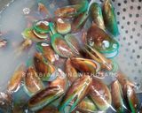 Foto langkah ke 2 dari resep Kerang Hijau Kuah Bumbu Kuning.