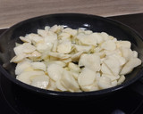 Foto del paso 1 de la receta: Tortilla de patatas, pimiento y calabacín