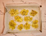 Foto del passaggio 4 della ricetta Smashed Potatoes