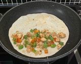 Foto langkah ke 7 dari resep Chicken Quesadilla.