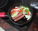 Foto del paso 1 de la receta: Perrito caliente isleño (salteado de cebolla y pimiento) y ketchup