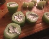 Foto del paso 2 de la receta Pepino relleno de queso con hierbas provenzales y tomate cherry