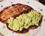 Foto del paso 7 de la receta: Tostadas de Pan con Aguacate y Queso de Cabra