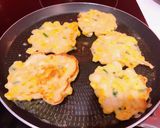 รูปขั้นตอนการทำที่ 4 ของ Corn and chicken fritters (ข้าวโพดกับอกไก่ทอด) coleslaw and sour cream