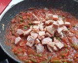 Foto del paso 6 de la receta: Cinta de lomo adobada con tomate, judías verdes y guisantes