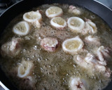 Foto del paso 1 de la receta: Guiso de calamar con almejas y alcachofas