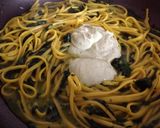 Foto del passaggio 8 della ricetta Linguine allo zafferano con ricotta al pesto di basilico e spinacini