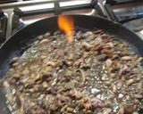 Foto del paso 3 de la receta: Sepionets flamejades amb favetes, ceba i tomata