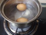 Nasi goreng bersama telur rebus