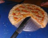 Foto langkah ke 7 dari resep Pizza empuk..simple dan ekonomis keju diganti saos bichamel...ala2 nyontek tante gogle.