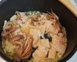 Foto del paso 2 de la receta: Chipirones guisados con calabaza, setas y gambas