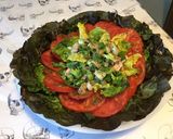 Une image de l'étape 10 de Salade de laitue tricolore,tomate cœur de bœuf,thon fumé et petits oignons.