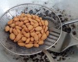Foto langkah ke 5 dari resep Biji Ketapang Renyah dan Gurih*.