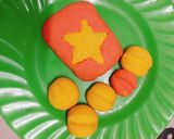 Hình bước làm 4 của món Bánh qui tạo hình lá cờ Việt Nam