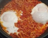 Foto del paso 4 de la receta: Huevo poché con tomate y picadillo de pollo
