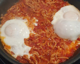 Foto del paso 4 de la receta: Huevo poché con tomate y picadillo de pollo