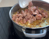 Foto del paso 4 de la receta: Pavo guisado con alcachofas y guisantes
