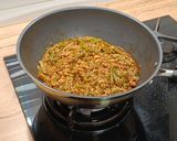 Foto del paso 5 de la receta: Cocina de aprovechamiento: ropa vieja de arroz integral con pollo asado y judías verdes