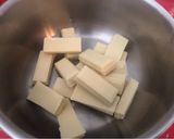 Foto del paso 8 de la receta Tarta rellena de mermelada de fresa y cobertura de chocolate blanco