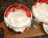 Foto del paso 2 de la receta: Fresas y cerezas con bizcochos