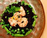 Foto del passaggio 7 della ricetta Riso venere con gamberi e piselli su crema di zucchine