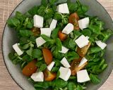 Foto del paso 2 de la receta: Ensalada de canónigos con queso de cabra y mermelada de frambuesa