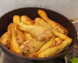 Foto del paso 3 de la receta: Muslos de pollo fritos con vino y limón