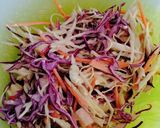 Foto del paso 4 de la receta: Ensalada de col y manzana con vinagreta de queso azul