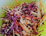 Foto del paso 4 de la receta: Ensalada de col y manzana con vinagreta de queso azul