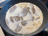 Filetes de seitán en salsa de cebolla y bebida de Almendras
