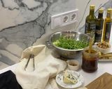 Фото кроку 1 до Салат з карамелізованою грушею і курячою печінкою.