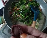 Foto langkah ke 7 dari resep Kangkung Tauge Tumis Terasi.