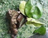 Foto langkah ke 3 dari resep Sayur Daun Ubi Tumbuk & Sambel Teri Kecombrang.