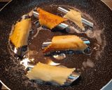 Foto del passaggio 9 della ricetta Cannoli ripieni di ricotta, scaglie di cioccolato e canditi