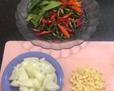 Foto langkah ke 2 dari resep Salmon Tumis Cabai.