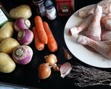 Une image de l'étape 1 de Pilons de poulet aux légumes au four.