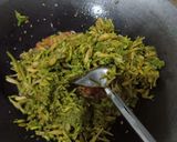 Foto langkah ke 4 dari resep Oseng Bunga Pepaya Terasi.