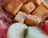 Foto del paso 5 de la receta: Ensalada plato completo de pepino, tomate, mozzarella, tofu al pimentón, enriquecida con gomashio 🥗