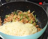 Foto langkah ke 2 dari resep Spicy tuna aglio olio.
