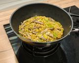 Foto del paso 6 de la receta: Wok de secreto ibérico con pasta para fideuà en salsa Hoisin