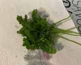 Une image de l'étape 2 de Sauce salade épicée à l'oignon rouge et persil.