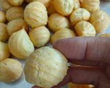 Foto langkah ke 4 dari resep (536) Soes Kering Crunchy isi Coklat.