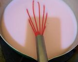 Foto langkah ke 2 dari resep Puding rasa strawberry.