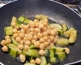 Foto del paso 4 de la receta: Salteado de calabacín, champiñones con jamón y garbanzos