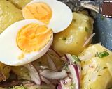 Une image de l'étape 3 de Salade de pommes de terre, oeufs, mayonnaise blanche et herbes.