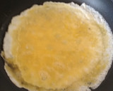 Foto del paso 2 de la receta: Rollitos de tortilla con surimi y jamón