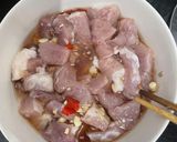 Hình bước làm 1 của món Nạc vai kho tiêu