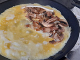 Omelette de champiñones y aceitunas