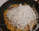Foto langkah ke 4 dari resep Mi hun Bumbu Sambal Goreng.