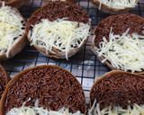 Foto langkah ke 4 dari resep Martabak Mini Cokelat.